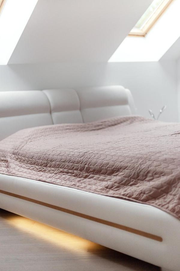 Luxurious Kaunas Basilica Apartment In Old Town By Urban Rent Екстер'єр фото